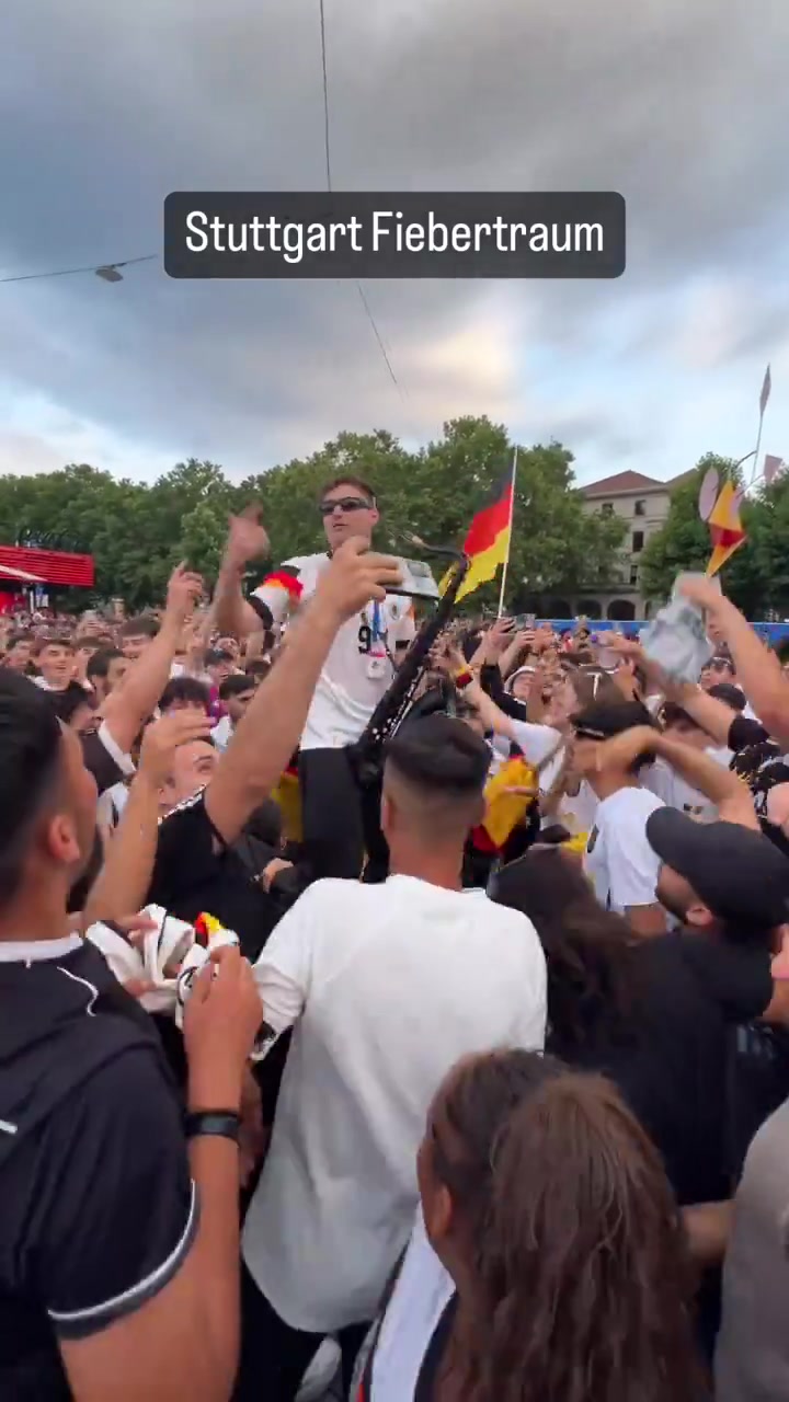 欧洲杯x世界杯 德国球迷狂欢高唱《Waka Waka》