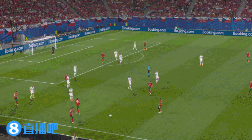 太威胁了！ B费在禁区外突然射出一记冷箭 皮球被防守球员撞出了底线 