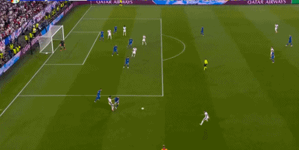 特里皮尔传球 凯恩从后面包抄 但没能拿到球 