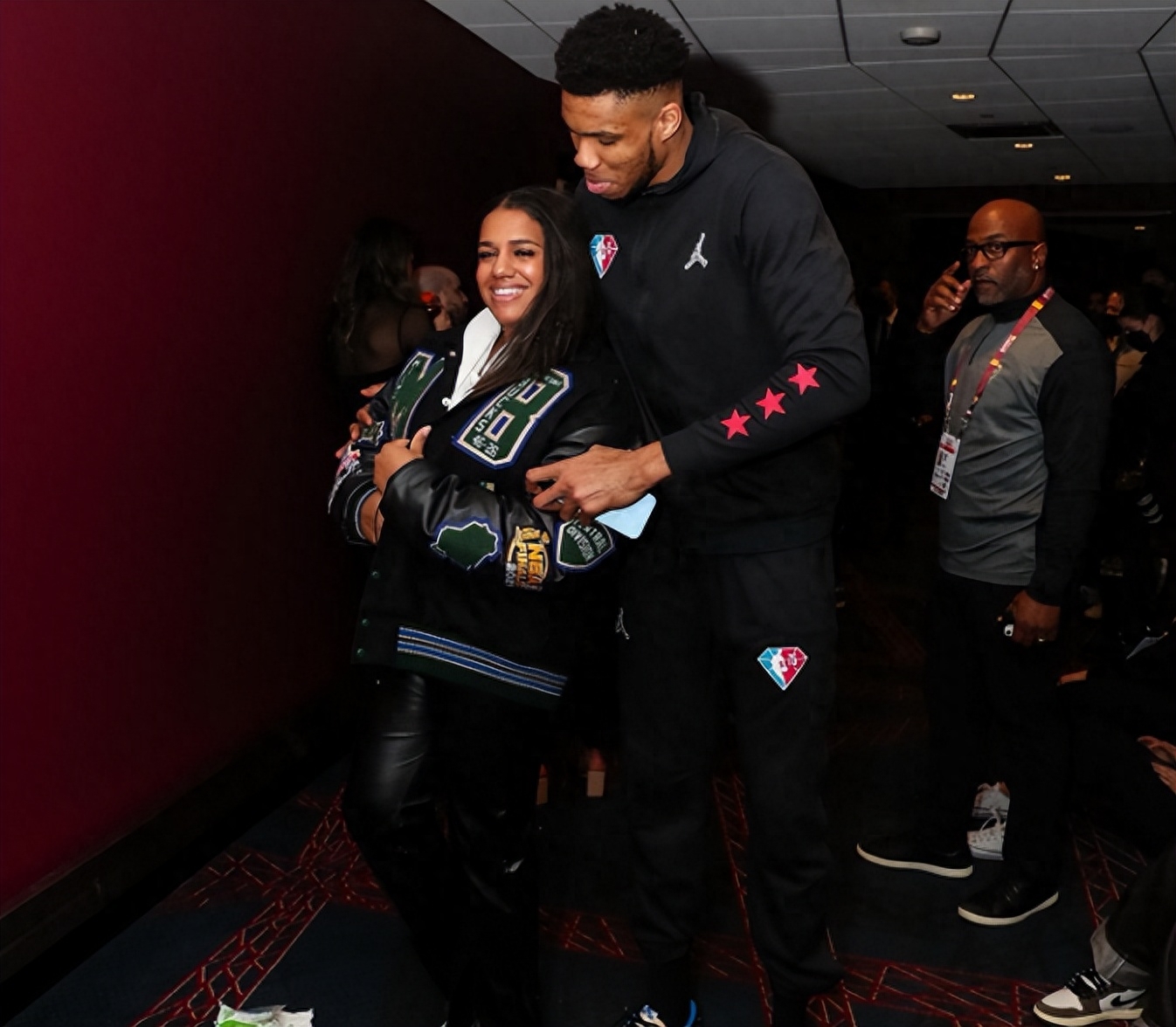 🎉抱金砖!字母哥与大3岁女友举行秘密婚礼 詹姆斯受邀观礼😎