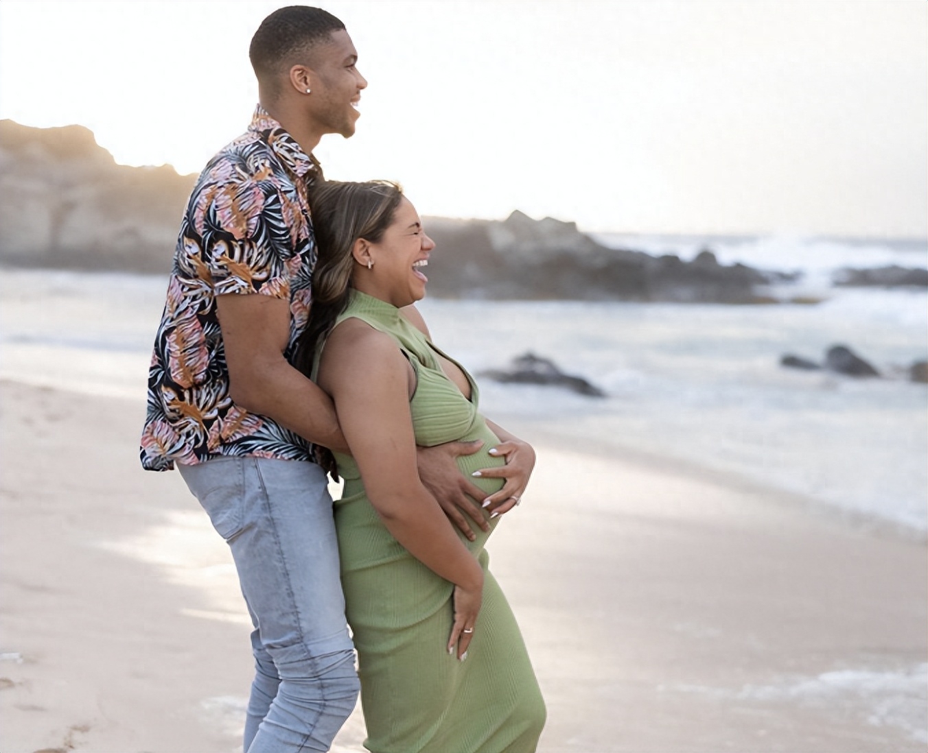 🎉抱金砖!字母哥与大3岁女友举行秘密婚礼 詹姆斯受邀观礼😎