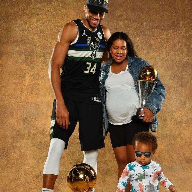 🎉抱金砖!字母哥与大3岁女友举行秘密婚礼 詹姆斯受邀观礼😎