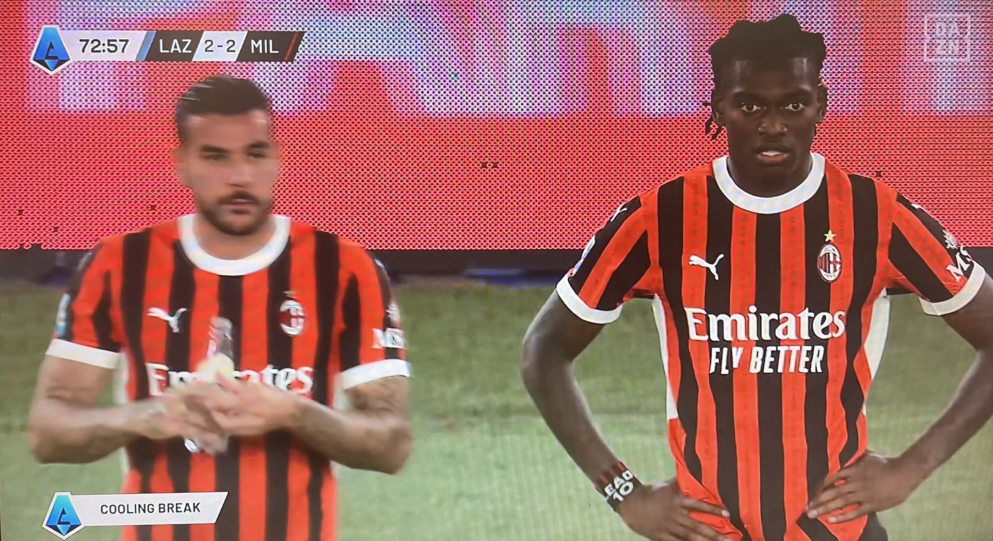 安布罗西尼:补水时间远离全队,特奥和莱奥的不满是显而易见的