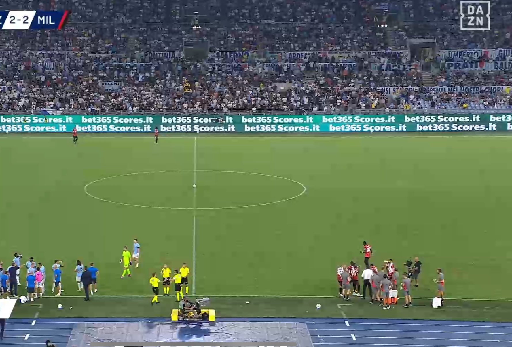 安布罗西尼:补水时间远离全队,特奥和莱奥的不满是显而易见的