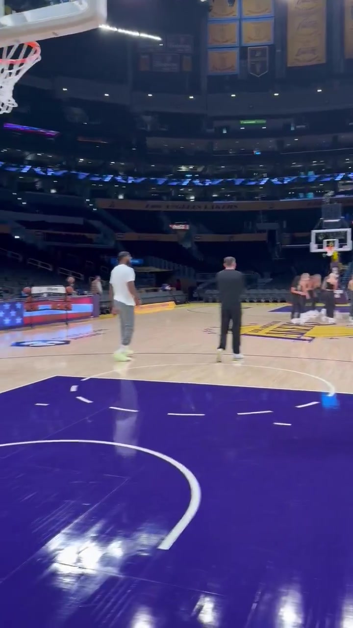 看起来没发全力呢！詹姆斯在后场罚球线附近投进超远空心三分