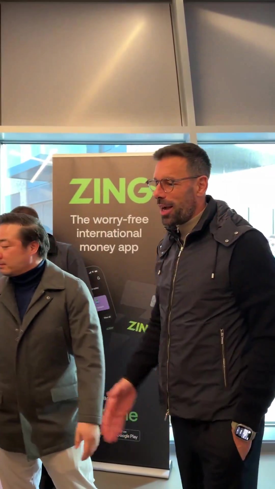 优雅帅气！莱斯特城新帅范尼来到现场观战蓝狐，佩戴眼镜双手插兜